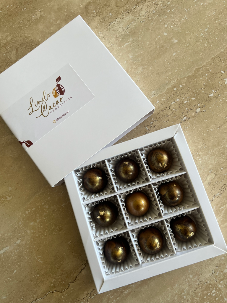 Caja 9 Bombones Oscuro - Domo Pino (C/S) (Almendras, Sin color, Sin foil)